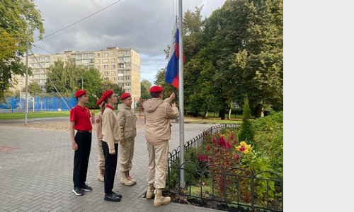 Торжественная церемония выноса государственного флага